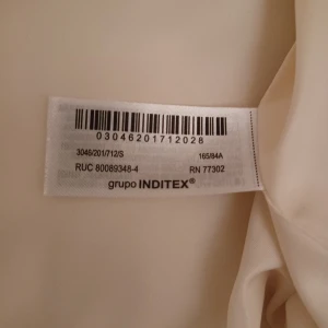 Vit pufferjacka med huva - Säljer en stilren vit pufferjacka med huva från Zara. Jackan har dragkedja framtill och justerbara snören vid huvan. Perfekt för kyliga dagar med sin vadderade design. Passar bra för både höst och vinter. Använd endast EN promenad. Jag behöver en längre täckjacka