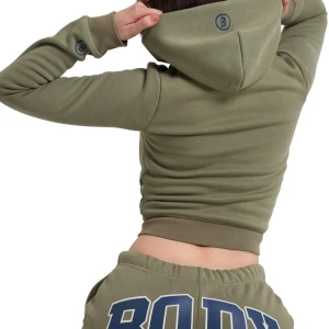 Set från BODYBYRAVENTRACY mjukisbyxor med tryck - Super snygga olivgröna mjukisbyxor och hoodie med stort blått tryck på baksidan. Byxorna har en tight passform och är perfekta för en avslappnad stil. Tillverkade i mjukt material. Strl Xxs på båda. Helt oanvända. Nypris 1700kr säljer för 500kr totalt.