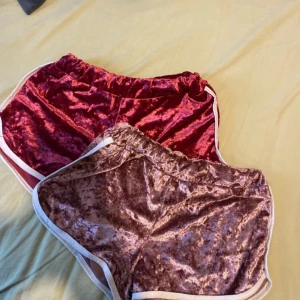 Två par sammetsshorts  - Säljer två par snygga sammetsshorts i olika färger. Använda 1 gång