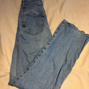 Blå jeans från Carlings - Säljer ett par klassiska blå jeans från Carlings med straight fit. De har en medel hög och är tillverkade i slitstarkt denim. Perfekta för en avslappnad stil. Midjemått är 25 och längden är 32. Det finns en fläck på baksidan av vaden den går nog att ta bort om man är duktig på fläckborttagning. Köpa hösten 2023 och andvända lite.