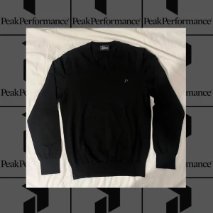 Svart tröja från Peak Performance - Svart långärmad tröja från Peak Performance i 80% bomull och 20% polyamid. Stilren med V-krage och fin svart färg. Använd 2/3 gånger vilket syns då ddt inte finns något slitage eller skador och färgen är inte utvättad.  Tröjan är i storlek S ich normal i storleken. Mått följer nedan.  Axelbredd: 40cm Längd: 65cm Ärmlängd: 63cm Behöver du fler mått? Tveka inte att höra av dig!  Skickas inom 24h efter beställning. SENAST 48h efter beställning. Vid fler frågor eller funderingar, hör av dig!