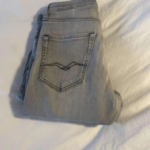 Grå jeans från Replay - Snygga grå jeans från Replay med klassisk femficksdesign. De har en dragkedja och knapp framtill. Perfekta för en avslappnad stil. Bra skick o inga de effekter