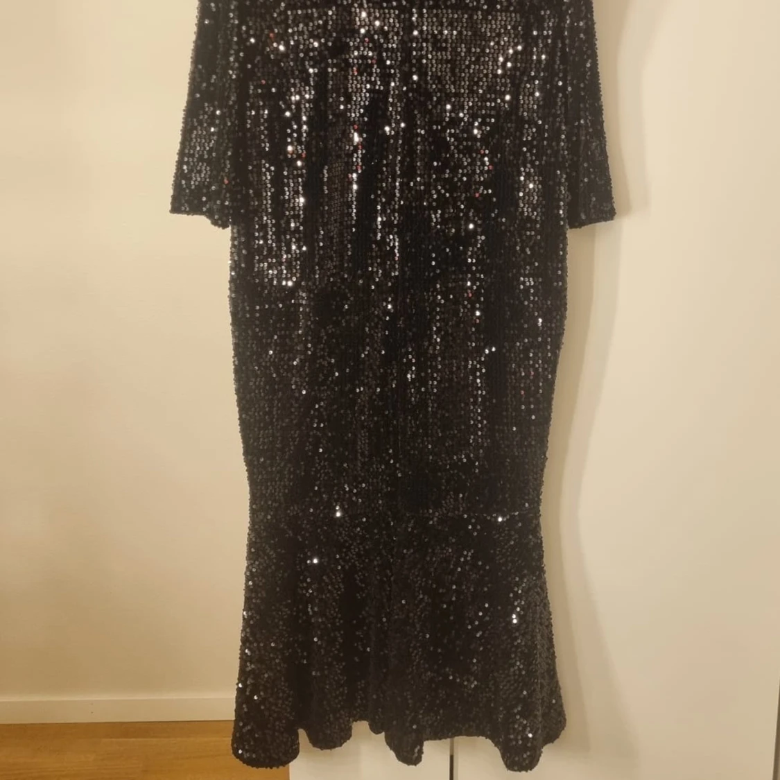 Svart glittrig klänning  - 1