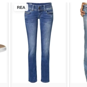 Lågmidjade pepe jeans - Säljer ett par nya oanvända pepe jeans i storlek 32, sitter jättefint och är låga i midjan🩷