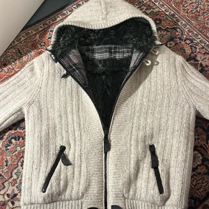 Päls fodrad kofta! - Säljer denna sjukt snygga och mäktiga tröja! Denna är extremt skön och varm, perfekt för kyligare väder. Dessa är extremt eftertraktade. 