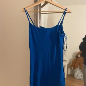 Blå axelbandslös klänning med slits  - använts fåtal gånger .