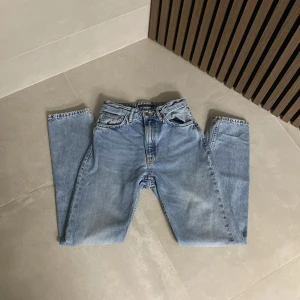 Blå jeans från Nudie - Säljer ett par klassiska blå jeans från Nudie. Extremt bra pris. Säljer pga att dem har blivit för små. Skick 7,5/10