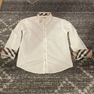Vit skjorta från Burberry - Säljer en vit burberry skjorta i storlek 14/164 så XS om du har några frågor är det bara ställa 🤩