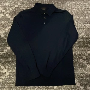 Merinoull långärmad pikétröja från Massimo Dutti - Säljer en mörkblå långärmad pikétröja från Massimo Dutti i mjuk merinoull. Storlek M sitter slim så passar dig som har S också 🤩