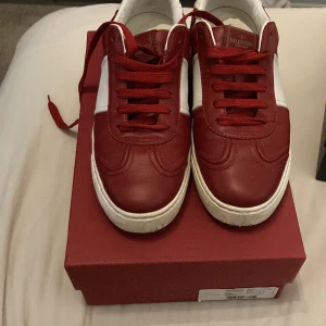 Flycrew  - Har ett par flycrew i storlek 39 men passar 40 skorna är i 7.5/10 skick inga difekter .                        Priset är inte fast kom med bud 