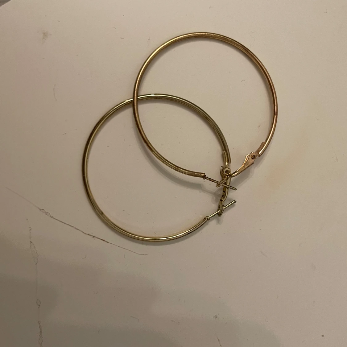 Guldiga hoop-örhängen