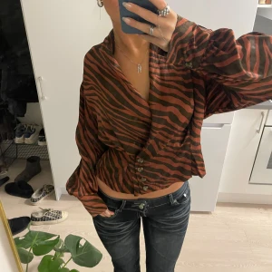 zebramönstrad blus - Så snygg blus/skorta, som tyvärr inte kommer till användning 🙏🏼 Har snören man kan knyta på insidan för att justera storleken ☺️