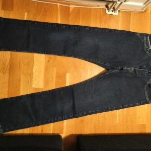 Mörkblå jeans från Replay - Snygga mörkblå jeans från Replay med klassisk femficksdesign och knappgylf. Perfekta för en avslappnad stil med en touch av elegans. Det är mycket strech i dom så dom är mycket sköna att ha på sig. Tänkte 400 kr och dom är i princip aldrig använda, kolla gärna min andra annonser har mycket jeans till salu