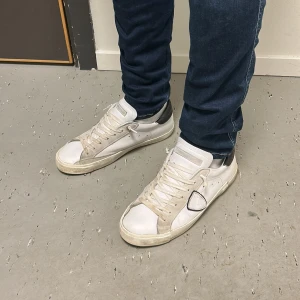 Vita Philippe moddels - Feta skor, fetast till ghäda. Dessa Philippe moddels hyfsat bra skick förut lite smutsiga, använda ett halvt år. Kan byta mot lanvins eller nåt annat. Ny pris ligger runt 4 lax men säljer dessa för 1400