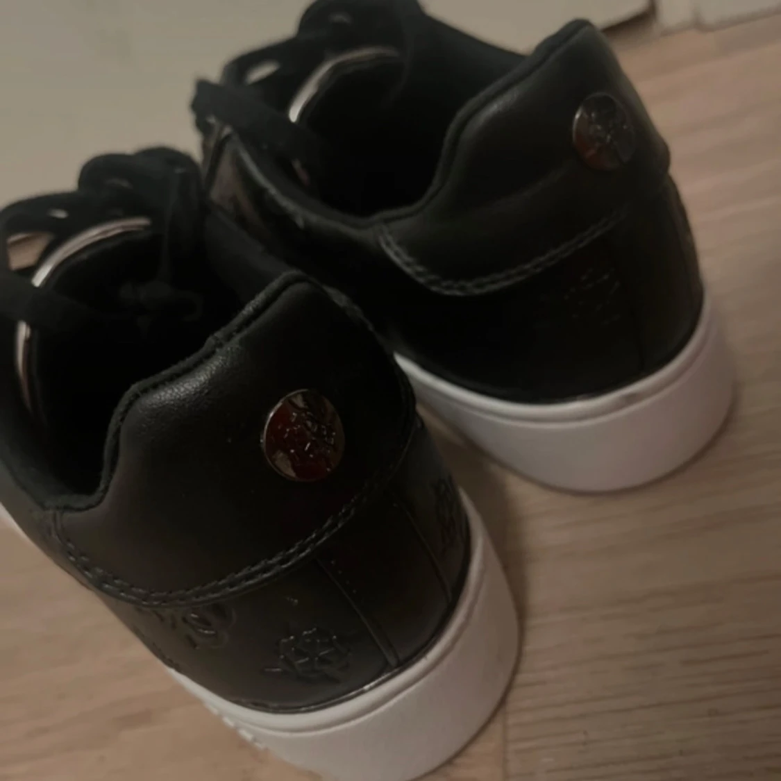 Svarta sneakers från Guess - 2