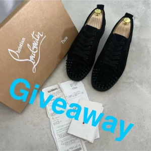 Svarta sneakers med nitar från Christian Louboutin - @Pooolsik är den glada vinare. checka in hans profil. Chippar skorna till han den 21 februari (idag). Han ska lägga up på sin profil att han har fått dom!!✅✅✅