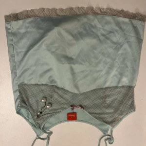 Turkos korsettopp från Zara - Snygg turkos korsettopp från Zara med rutigt mönster och spetsdetaljer. Toppen har snörning på sidorna och en elegant design som passar perfekt för speciella tillfällen.