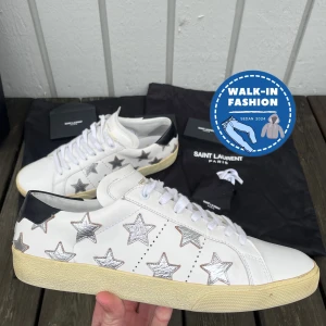 Saint laurent skor - Tja! Säljer nu dessa sjukt feta saint laurent skor. Skick 9/10 sjukt bra 👌🏼. Nypris ligger runt 7700kr men säljs nu för endast 2699kr. Hör gärna av er vid frågor eller funderingar!