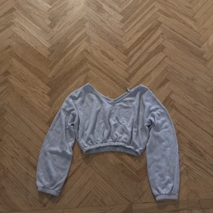 Ljusblå croppad tröja - Säljer en ljusblå croppad tröja med långa ärmar. Tröjan har en avslappnad passform och är perfekt för en casual look. Den är tillverkad i ett mjukt material som känns skönt mot huden.