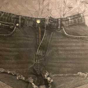 Svarta jeansshorts från Gina Tricot - Snygga svarta jeansshorts från Gina Tricot med fransiga kanter. Säljs inte längre, mid/low waist💗gina tricot /izaandelle 