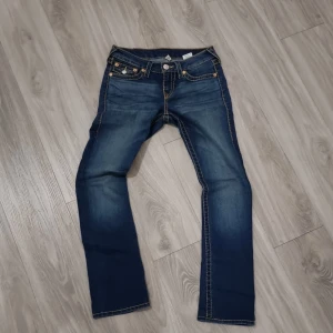 Blå bootcut jeans från True Religion  - Snygga blå bootcut jeans från True Religion, storleken är 27