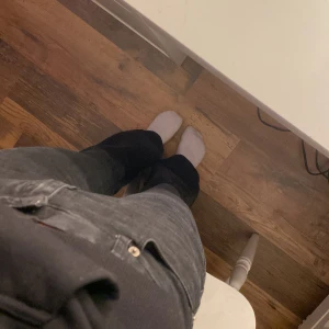 Svarta bootcut jeans - Säljer svatrta bootcut jeans som är ganska stretchiga i storlek S.