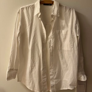Vit skjorta från 157 - Säljer en klassisk oversize vit skjorta från 157 i storlek XS. Skjortan har en bröstficka och knappar.