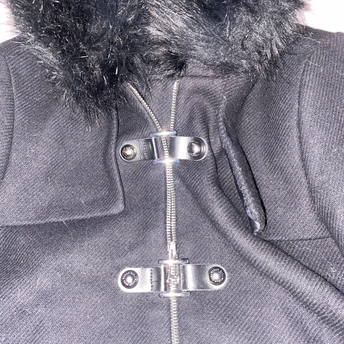 Svart kappa med fauxpäls - 3