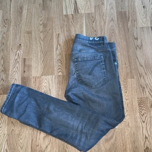 Dondup grå 34 - Snygga grå jeans från dondup. Modellen är George och midjemåttet är 34. Tveka inte på att höra av dig om du har frågor!