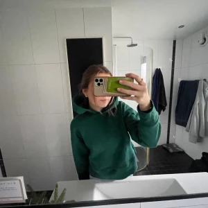 Grön hoodie från Zara - Säljer en snygg grön hoodie från Zara. Den har en klassisk design med huva och långa ärmar. Perfekt för en avslappnad stil. Passar bra till jeans eller leggings.