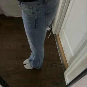 Ljusblå jeans från Lager 157 - Snygga ljusblå low waist bootcut jeans från Lager 157 i storlek XS-s. Det står short men skulle säga att de passar upp till 163 då dem är lite korta på mig men jag är 167 cm. Inga defekter och bara använda 2 gånger. Ny pris 400kr💗 kontakta för mer bilder!