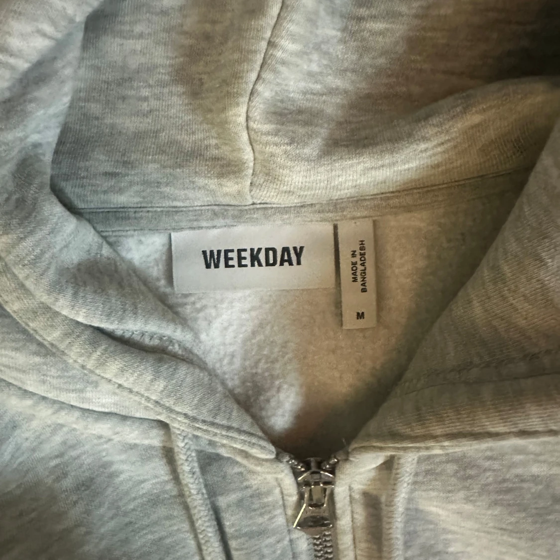 Grå hoodie från Weekday - 1