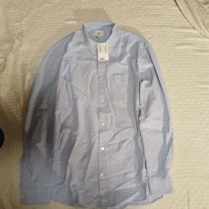 Ljus blå h&m skjorta. - Fet hm skjorta. Strl s Kontakta via frågor.