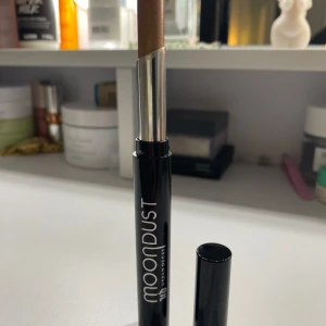 Moondust penna från Urban Decay  - Snygg moondust skimmrig penna från Urban Decay i en guldig nyans. Kan används som t.ex. eye shadow eller highlighter… 