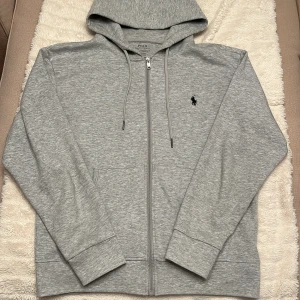 Ralph Lauren Zip Hoodie - Tja, säljer nu denna feta raffe tröjan eftersom den börjar bli för liten. Tröjan är använd en del men ser sprillans ny ut. Vid några funderingar är det bara att skicka ett pm. Priset är inte hugget i sten🙌🏼