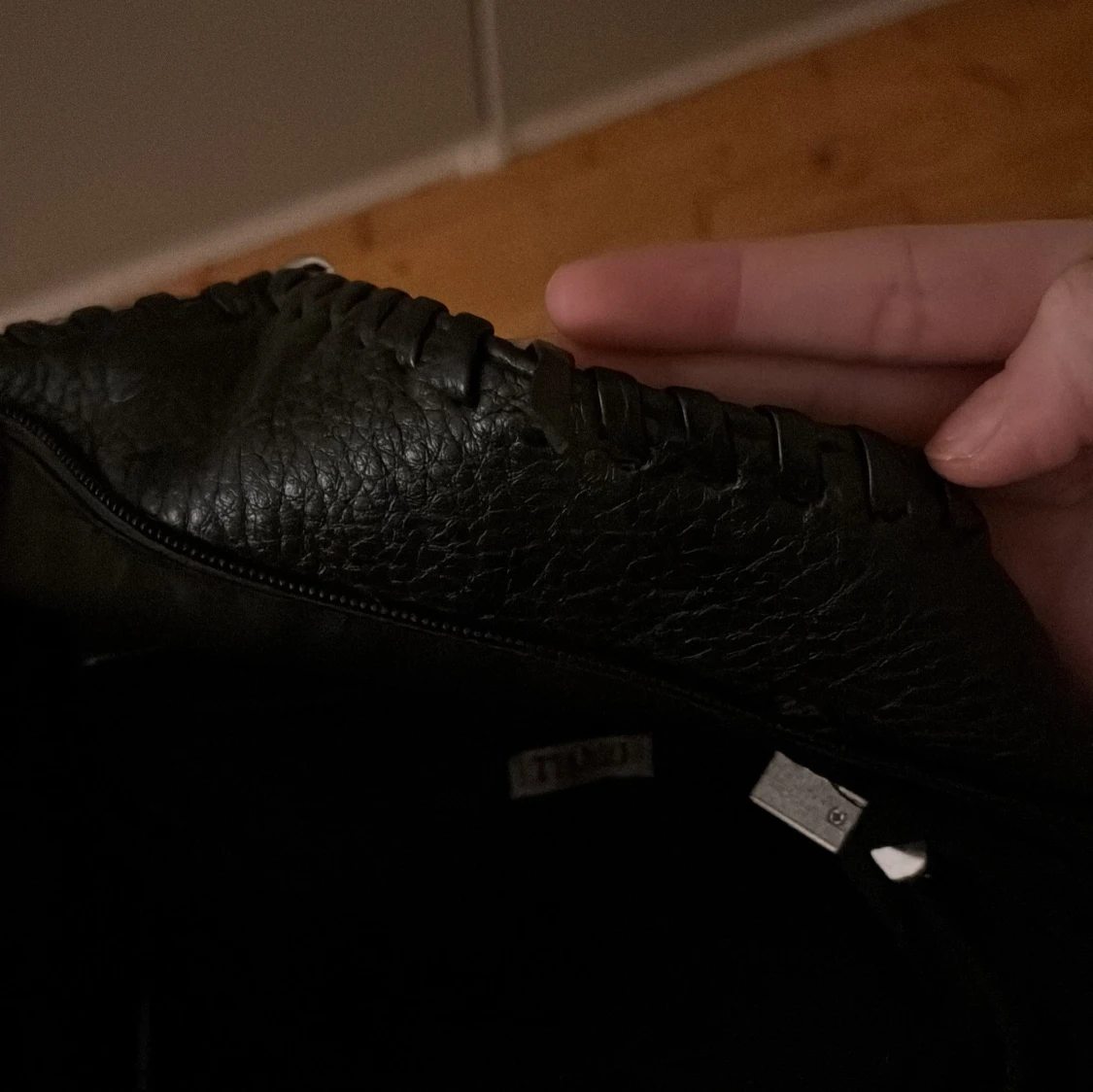 TiamoSvart axelväska med kedjedetaljer - 3