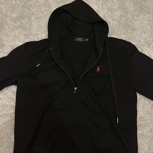 Ralph Lauren zip hoodie svart - Säljer en fet svart zip hoodie från Ralph Lauren | skick 10/10 | storlek L men passar även perfekt för M | tjock, varm & mysig | hör av dig vid fler funderingar/bilder - pris diskuteras vid snabb affär🤝🏼