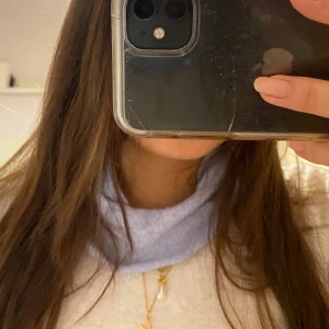 Ljusblå buff av ull material!! - Säljer min jättefina ljusblåa buff!!💕 Är jättemjuk av ull material, och passar perfekt till alla outfits. Skriv för flera frågor eller bilder❣️❣️