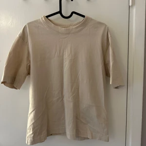 Beige t-shirt från Gina Tricot - Säljer en stilren beige t-shirt från Gina Tricot. Den har en klassisk rund hals och korta ärmar!🤍