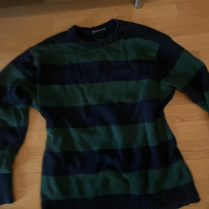 Randig tröja från Brandy Melville - säljer en jättesöt mörkgrön och svart sweater som köptes 2021 för ca 450kr. använt ett par gånger men är i perfekt skick. jätteskön nu i vinter. storlek står inte men passar alla