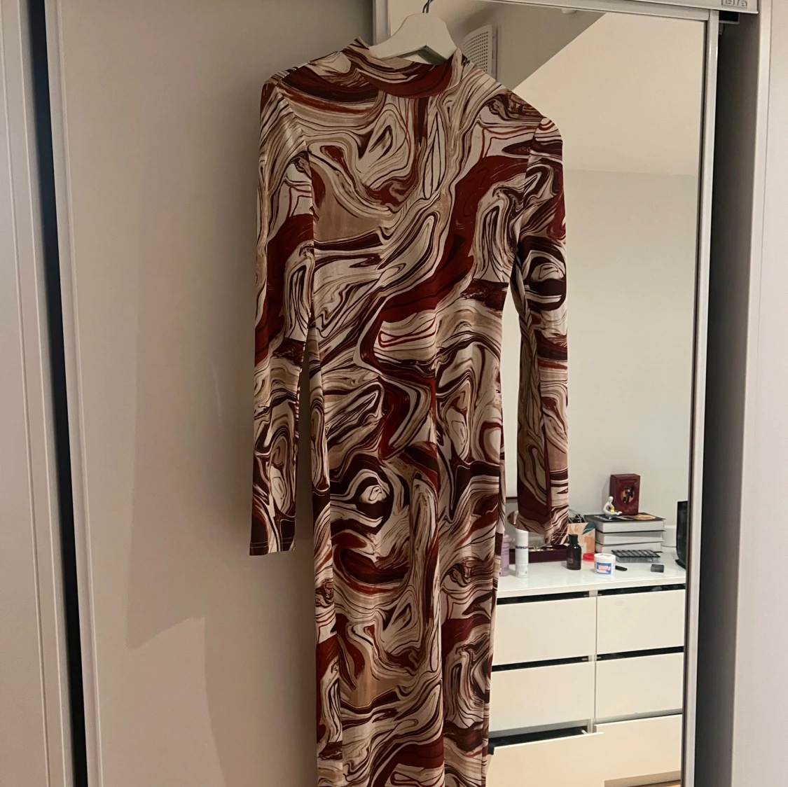 Mönstrad långärmad klänning