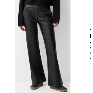 Svarta skinnbyxor - Säljer dessa assnygga eftertraktade och lågmidjade skinn byxorna ifrån BERSHKA. Säljer då dom var förstora på mig och hann inte skicka tillbaka dom. Köpt för 399kr. Helt nya med prislappen kvar. Aldrig använda endast testade. Perfekta nu till vintern/våren och passar till precis allt.PRIS KAN DISKUTERAS