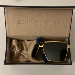 Guldiga solglasögon från Louis Vuitton - Nya Louis Vuitton glasögon🩶 ekta och inga difekter. Köptes för 6850kr i Frankrike