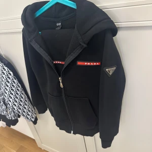 Barn tracksuit strl 122/128 - Använd fåtal gånger. I väldigt fint skick!  Storlek 122/128.