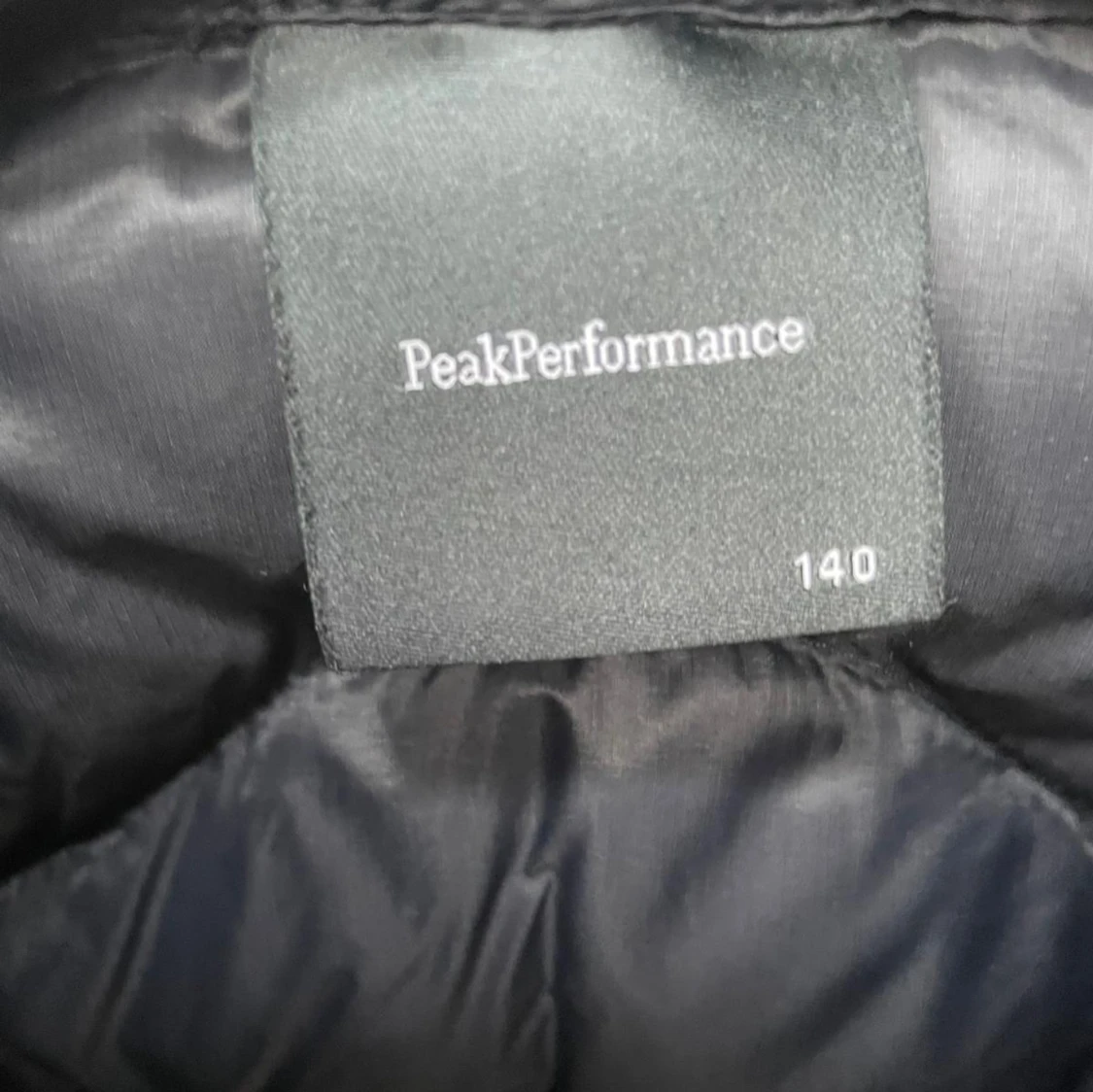 Svart dunjacka från Peak Performance - 1