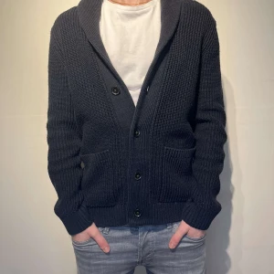 Skön kofta  - Säljer go kofta från Jack And Jones | Skick: 9/10 | Strl: S | Nypris: 600kr | Hör gärna av er vid funderingar! Modellen är 173 cm och väger 68 kg.