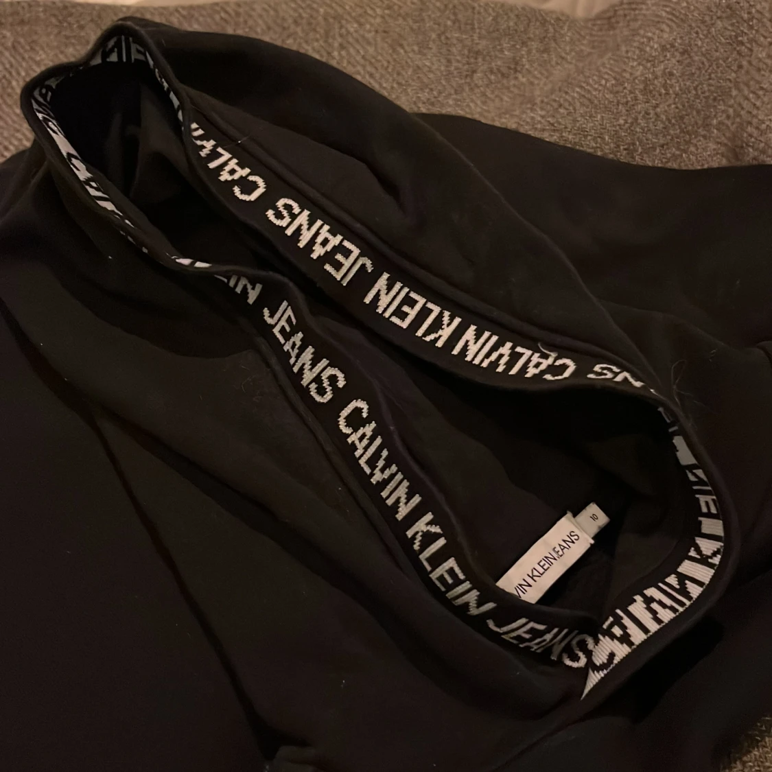 Svart hoodie från Calvin Klein - 3