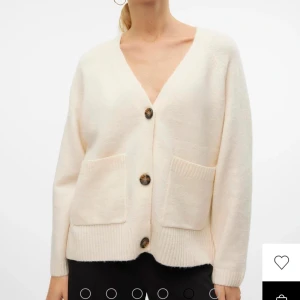 Beige kofta med knappar - Mysig beige kofta med stora knappar och två fickor framtill. Perfekt för kyliga dagar med sin mjuka och bekväma passform. Koftan har en v-ringad design och ribbade muddar vid ärmslut och nederkant.andvänd några gånger köpte den för 450💕