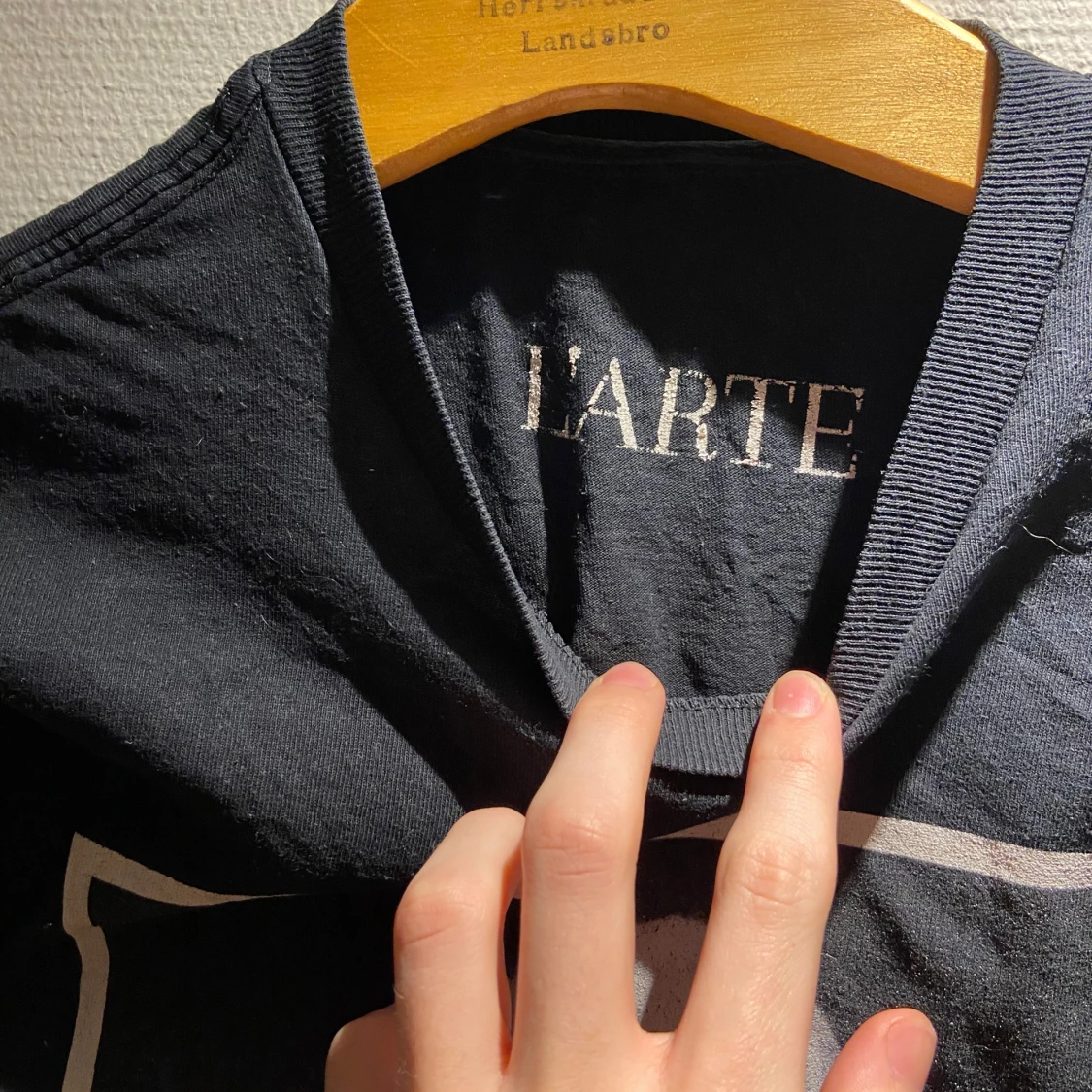 Svart t-shirt med tryck från L'ARTE - 1