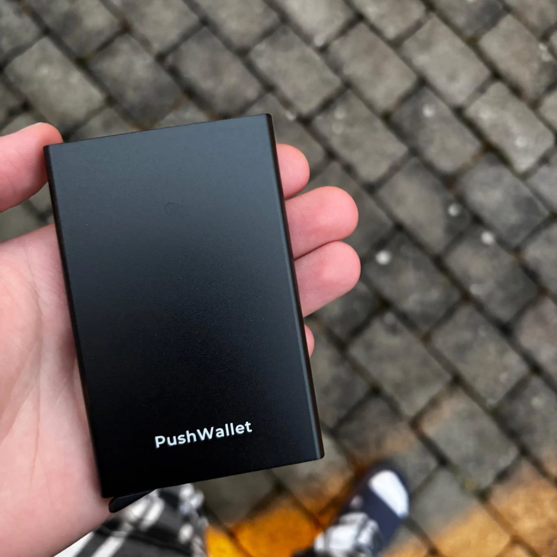 Stilren korthållare från PushWallet